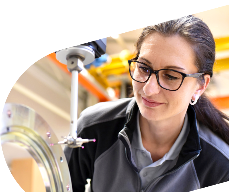 A QC lead leveraging PolyWorks|Inspector’s standardized inspection workflow on a CMM to ensure consistent reporting.