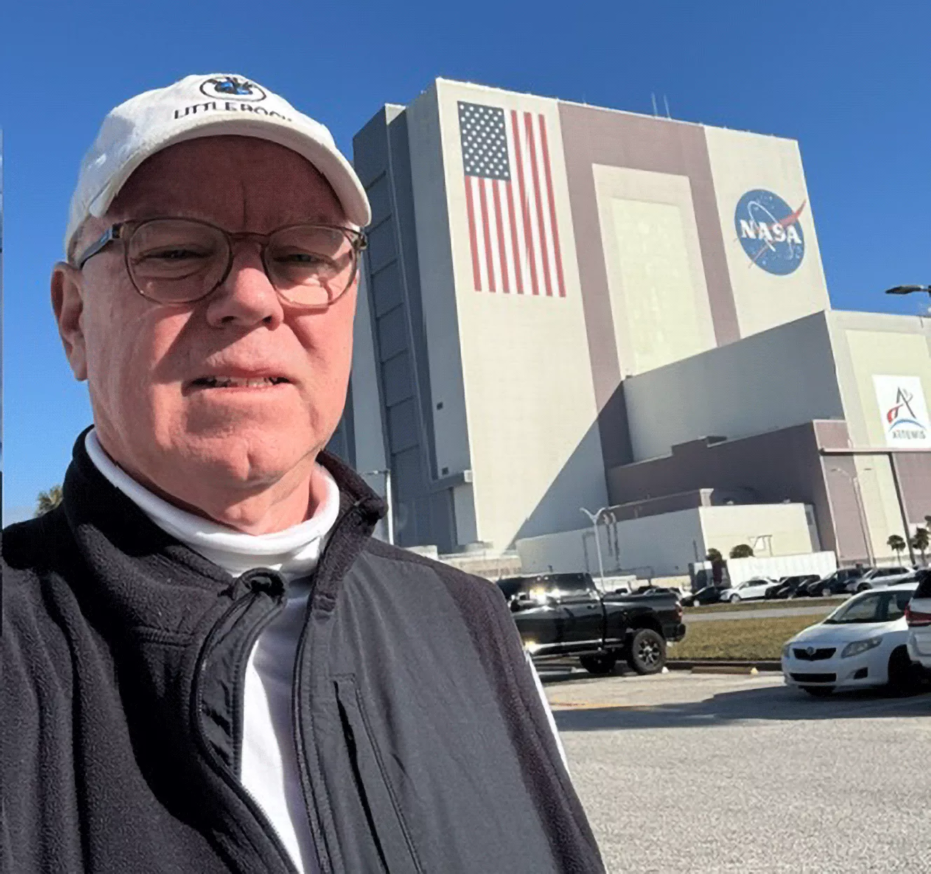 Jeff Van Horn, cofundador da ITS e entusiasta usuário do PolyWorks, em frente ao Vehicle Assembly Building da NASA.