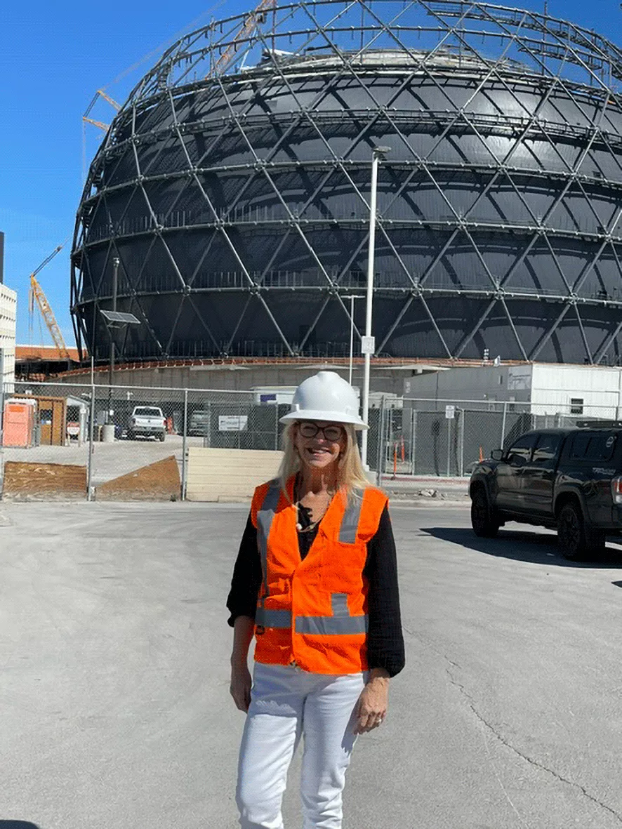Cindy Van Horn em frente à Las Vegas Sphere. A montagem da estrutura de aço demonstra a precisão alcançada com o PolyWorks.
